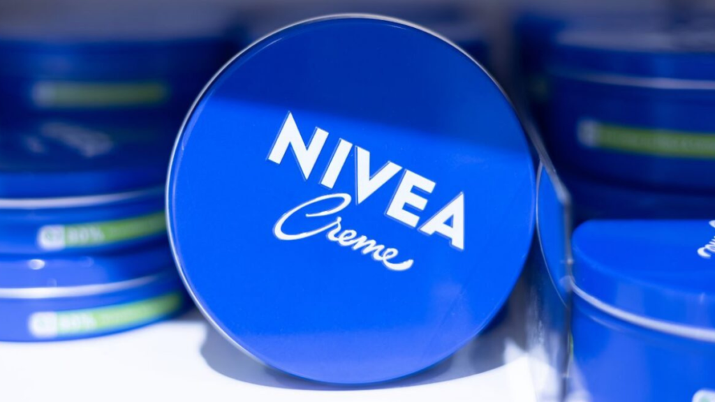 Une pharmacienne sur la boîte bleue Nivea, vendue depuis 114 ans « Il faut toujours l’avoir chez soi, mais surtout pas pour cette zone du visage »
